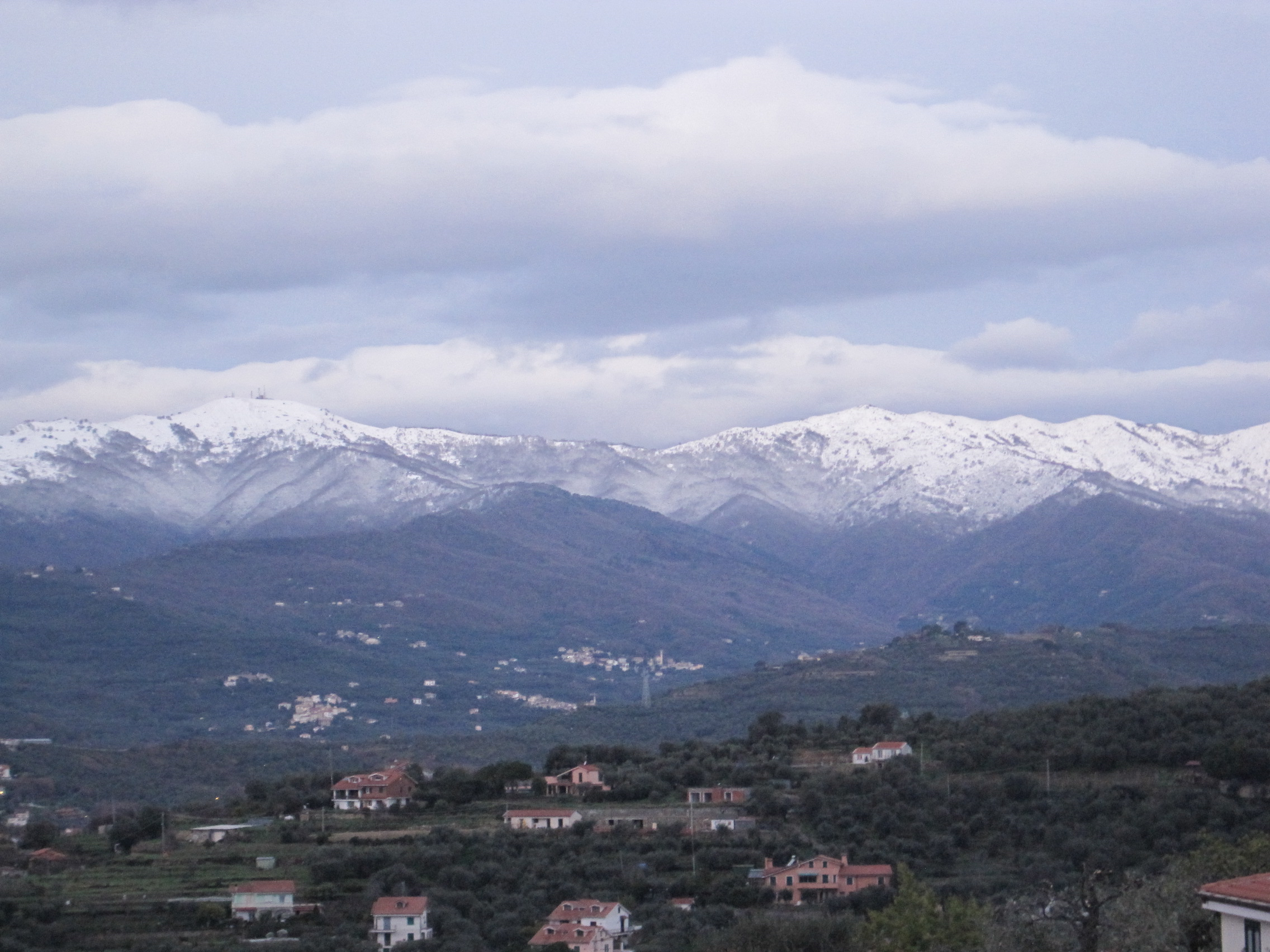 Panorama Borgo Cason con monti innevati
